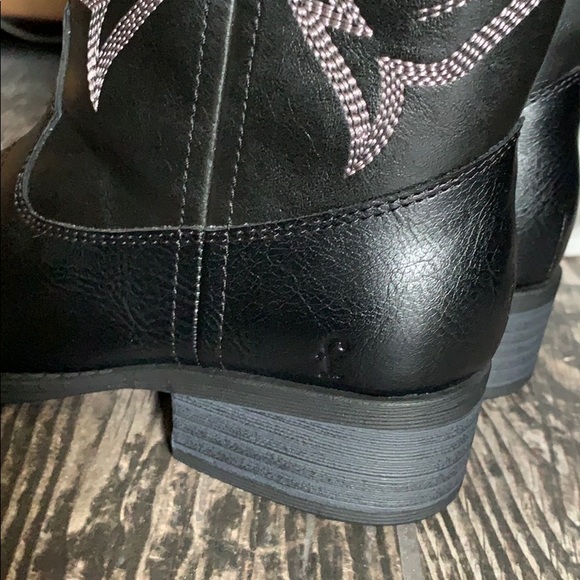 frye & co Kids Shoes - Assorted Sizes - Picture 5 of 8